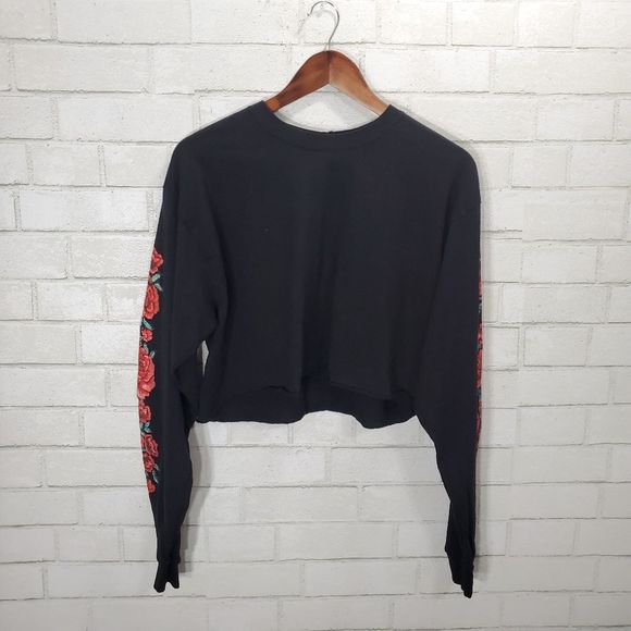 Gildan Black Long Sleeve Crop Tee - Picture 1 of 8